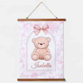 Isabella | Benutzerdefiniertes rosa Teddy-Bär-Kind Wandteppich Mit Holzrahmen