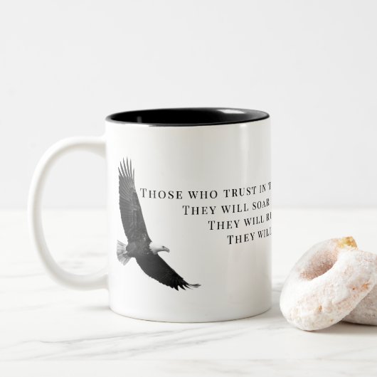 Isaiah 40:31 Schwarzer und Weißer Adler rasend Zweifarbige Tasse (Mit Donut)