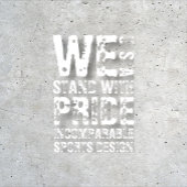 ISD Wir stehen mit einem T - Shirt voller Stolz