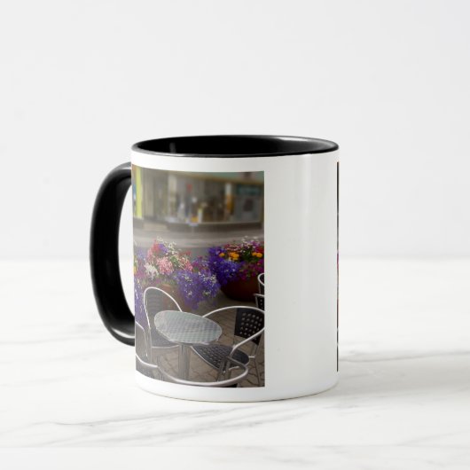 Island, Akureyri. Sicht auf das Hauptgeschäft Tasse (Vorderseite Links)