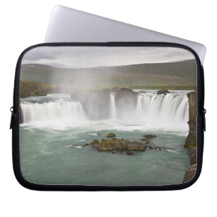 Island. Blick auf den Wasserfall Godafoss am Laptopschutzhülle