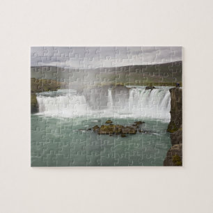 Island. Blick auf den Wasserfall Godafoss am Puzzle