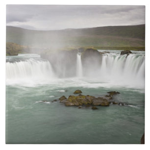 Island. Blick auf die Godafoss-Wasserfälle auf de Fliese