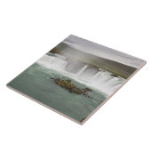 Island. Blick auf die Godafoss-Wasserfälle auf der Fliese (Seite)