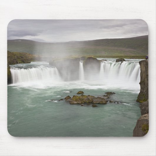 Island. Blick auf die Godafoss-Wasserfälle auf der Mousepad (Vorne)