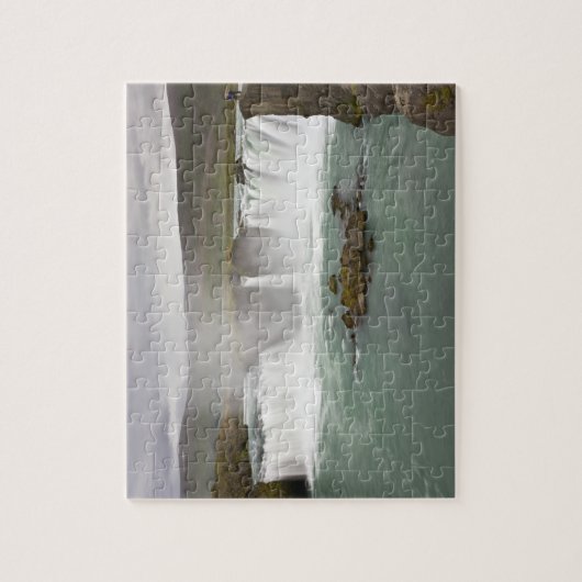 Island. Blick auf die Godafoss-Wasserfälle auf der Puzzle (Vertikal)