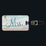 Island Breeze Beach Custom Honeymoon Reiseland Mrs Gepäckanhänger<br><div class="desc">Insel Breeze Painted Beach Szene,  mit Ocean Waves,  Sandy Beach und Palmen,  mit einem schönen aquamarinen blauen Himmel. Mit modernen Typografie-Script-Schriftart. Ein Sommer tropischer Strand,  Oder Hochzeit in Urlaubsort Design - Personalisierte Bride Mrs. Honeymoon Gepäckanhänger! ~ Karo mein Shop zu sehen,  die gesamte Hochzeitssuite für dieses Design!</div>