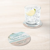 Island Breeze Painted Beach Scene Wedding Monogram Runder Pappuntersetzer (Vor Ort)