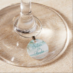 Island Breeze Painted Beach Sister Personalisiert Glasmarker<br><div class="desc">Insel Breeze Painted Beach Szene,  mit Ocean Waves,  Sandy Beach und Palmen,  mit einem schönen aquamarinen blauen Himmel. Mit modernen Typografie-Script-Schriftart. Ein Sommer tropischer Strand oder Hochzeit in Urlaubsort Design - Personalisierte Sister Mit Monogramm Wein Glas Charm! ~ Karo mein Shop zu sehen,  die gesamte Hochzeitssuite für dieses Design!</div>