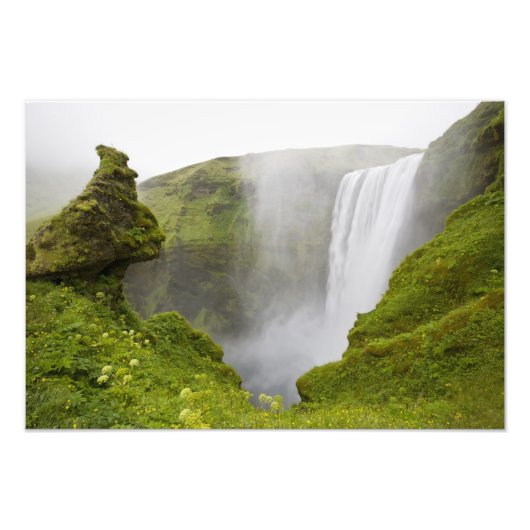 Island. Der Wasserfall des Skogarfoss fällt über e Fotodruck (Vorne)