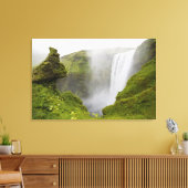 Island. Der Wasserfall des Skogarfoss fällt über e Leinwanddruck (Insitu (Wohnzimmer))