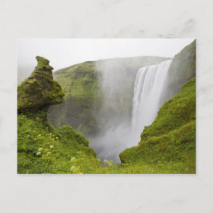Island. Der Wasserfall des Skogarfoss fällt über e Postkarte