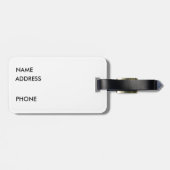 Island-Diplomat, der Gepäckanhänger schaut (Rückseite horizontal)