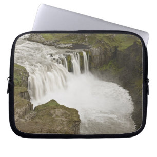 Island. Hafragilsfoss Wasserfall in Laptopschutzhülle