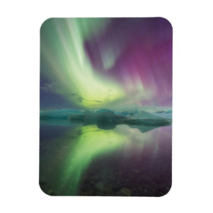 Island, Jökulsárlón. Aurora-Lichter reflektieren Magnet