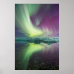 Island, Jökulsárlón. Aurora-Lichter reflektieren Poster