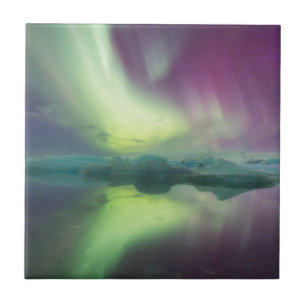 Island, Jokulsarlon. Aurora-Lichter spiegeln Fliese