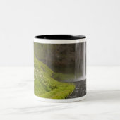Island. Menschen auf dem Weg hinter Seljalandsfoss Zweifarbige Tasse (Mittel)