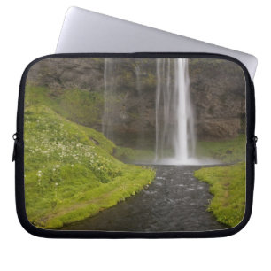 Island. Menschen auf einem Weg hinter dem Seljalan Laptopschutzhülle