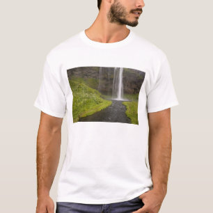 Island. Menschen auf einem Weg hinter dem Seljalan T-Shirt