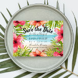 Island Paradise Tropical Beach Save The Date<br><div class="desc">Tropisch speichern Sie die Dattelkarten mit einem Aquarellstrand,  rosa und korallen Hibiskus Blume und Palmen Blätter,  die Ihre Namen,  Hochzeitstag,  Ort und Hochzeitswebsite oder andere Informationen umgeben. Die Rückseite ist wunderschön blau. Personalisieren Sie mit Ihren Namen und Hochzeitsinformationen.</div>