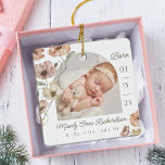 Isländisch-Poppy Baby Birth Stats Foto Keramikornament<br><div class="desc">Neue Babygeburtstati Foto Weihnachtsschmuck. Das Design besteht aus zwei Fotos, einem Foto auf der Vorderseite und einem auf der Rückseite. Zeigen Sie das Foto Ihres neuen Babys an. Das Geburtsdatum wird an der Seite angezeigt und der Name des Babys und die Geburtsdaten befinden sich unten. Schöne Blumenarrangements mit isländischen Aquarellen...</div>