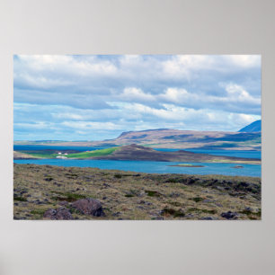 Isländische Morgenlandschaft mit Höfen in einem Fj Poster