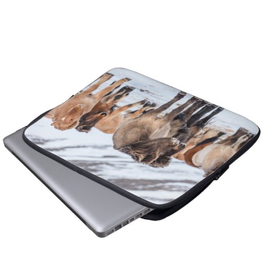 Isländische Pferde in Winterweide in der Nähe von  Laptopschutzhülle (Vorne Knopf)