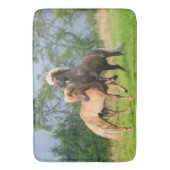 Isländische Pferde spielen und aufziehen Badematte (Vorderseite Vertikal)