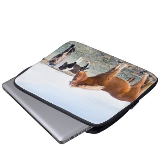 Isländisches Pferd im Winter auf Island Laptopschutzhülle (Vorne Knopf)