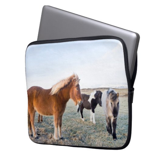 Isländisches Pferd im Winter auf Island Laptopschutzhülle (Vorderseite Links)