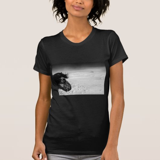 Isländisches Pferd in der Winterwildnis T-Shirt (Vorderseite)