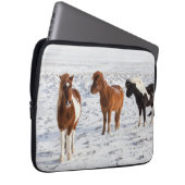 Isländisches Pferd mit typischer Wintermütze Laptopschutzhülle (Vorne Rechts)