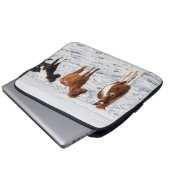 Isländisches Pferd mit typischer Wintermütze Laptopschutzhülle (Vorne Knopf)