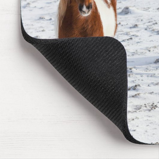 Isländisches Pferd mit typischer Wintermütze Mousepad (Ecke)