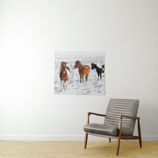 Isländisches Pferd mit typischer Wintermütze Wandteppich (Beispiel (Horizontal))