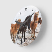 Isländisches Pferd während des Winters auf Island Runde Wanduhr (Winkel)