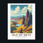 Isle of Skye Scotland Reiseart Vintag Postkarte<br><div class="desc">Isle of Skye Retro Vektor-Reise-Design. Die Insel Skye,  die mit der schottischen Nordwestküste durch eine Brücke verbunden ist,  ist bekannt für ihre wilden Landschaften,  malerischen Fischerdörfern und mittelalterlichen Burgen.</div>