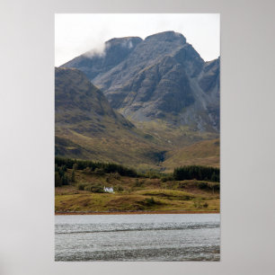 Isoliertes Haus auf der Isle of Skye in Schottland Poster