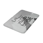 Ispirationelle Quotes Mountain Boys Room Badematte (Schrägansicht)