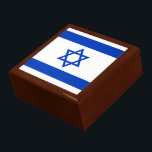 Israel-Flagge Geschenkbox<br><div class="desc">Die israelische Flagge ist ein Star von David zwischen zwei horizontalen Streifen auf einem weißen Feld. Die verwendeten Farben in der Flagge sind blau,  weiß. Der Anteil der israelischen Flagge beträgt 8:11. Die Flagge Israels wurde 1948 adoptiert.</div>