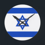 Israel Runde Wanduhr<br><div class="desc">Flagge Israels. Die Flagge Israels (Hebräisch: ד ג ל י ש א ר Jung Jisra, Arabisch: ع ل م إ اسر 'Alam Isra'īl) wurde am 28. Oktober 1948 adoptiert, fünf Monate nach der Gründung des Landes. Es zeigt einen blauen Stern von David auf einem weißen Hintergrund, zwischen zwei horizontalen blauen...</div>