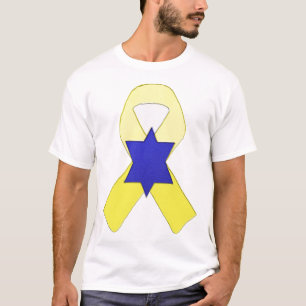 Israelische Geiseln stehen mit Israel-gelbem Band T-Shirt