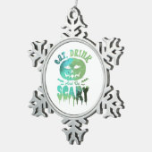 Iss Drink und sei Beängstigend zu Halloween Schneeflocken Zinn-Ornament (Rechts)