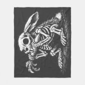 Iss Gemüse – Toter Hase von BurnsInHell Fleecedecke (Vorderseite)