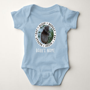Iss Schlaf Wiederholung Niedlichen Funny Koala in Baby Strampler