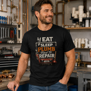 Issen Schlafen Klempner Versucht zu Reparieren Lus T-Shirt