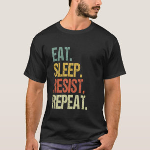 Issen Schlafen Widerstehen Wiederholen Demokratie T-Shirt