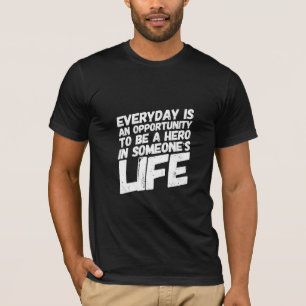 Ist eine Gelegenheit, eine Held-Dunkelheit zu sein T-Shirt