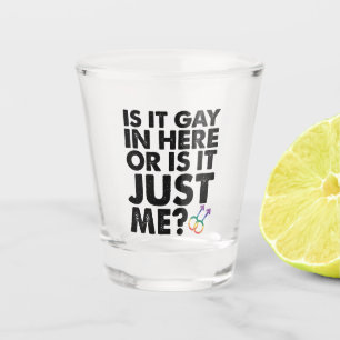 Ist es schwul hier drin oder bin ich es einfach LG Schnapsglas
